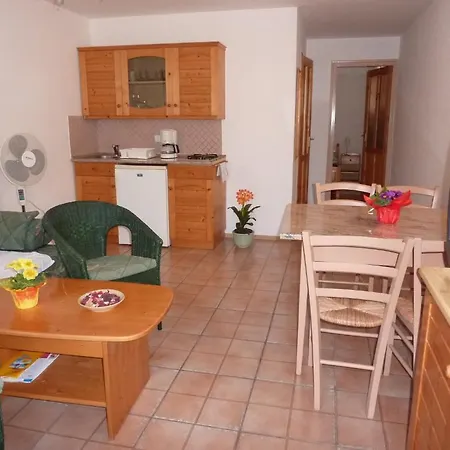 Feszek Apartmanhaz * Vonyarcvashegy